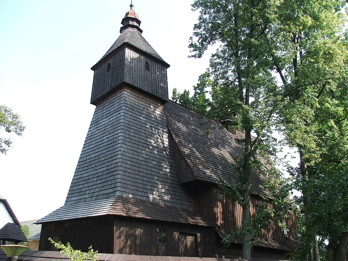 De houten kerk van Hervartov met een steil schindeldak, een lage toren en donker verweerde balken.