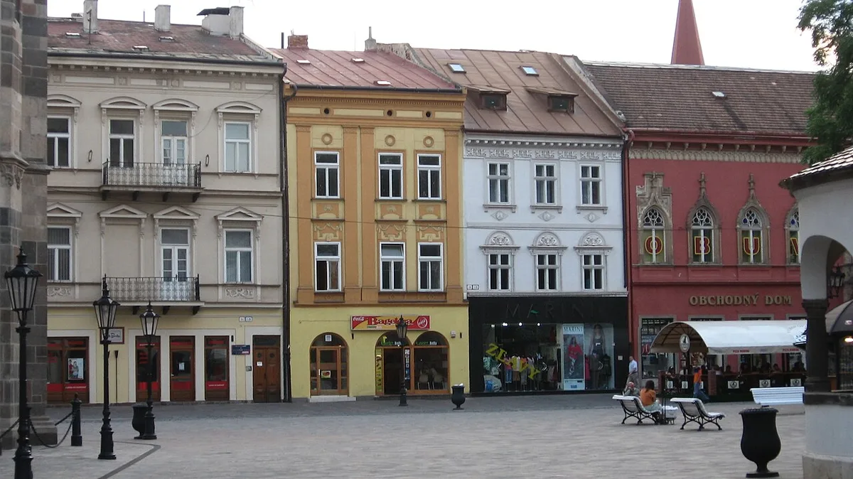 De brede Hlavná ulica in Košice met historische gevels aan weerszijden en de kathedraal in de verte.